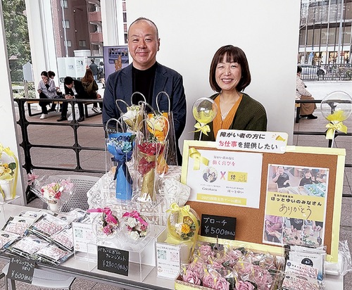 国際女性デーで出店する三輪夫妻