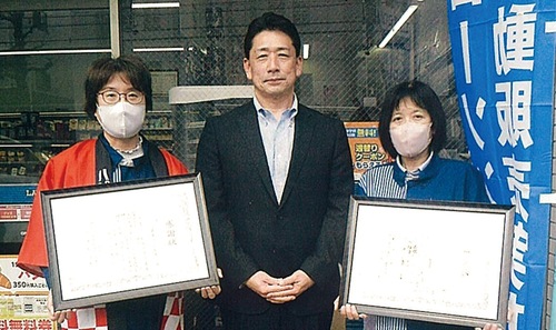 山田さん、古山署長、堀川さん（左から）＝磯子署提供