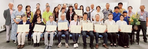 俳句・短歌ポストの受賞者ら＝主催者提供