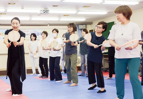 ソゴダンスを体験する人々