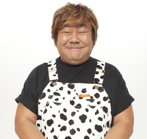 一日警察署長を務める石塚さん＝主催者提供