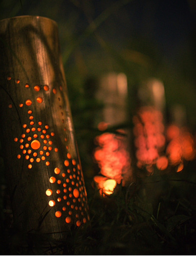 幻想的な光を放つ竹灯籠＝主催者提供