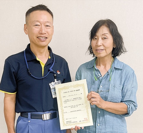 認定書を手にする齋藤さん（右）