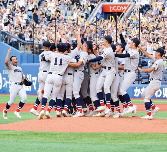 優勝を決め喜ぶ横浜のメンバーたち