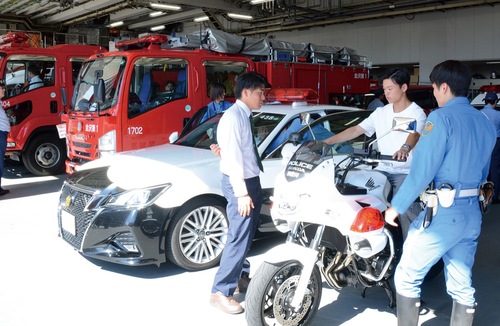 白バイなどが並んだ乗車体験