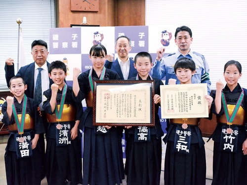 受賞を報告した同会のメンバーたち