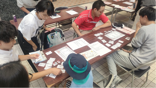 政策カードを使ったゲームを行う参加者