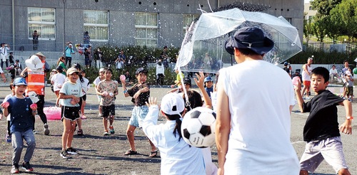 水風船を投げ合う児童たち