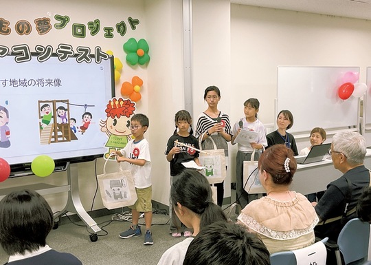 発表するグループ