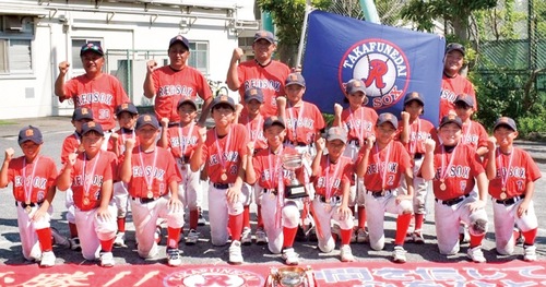 優勝した高舟台レッドソックスの選手たち＝同チーム提供