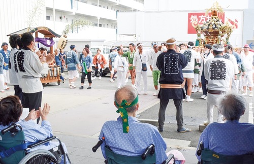 車いすに乗る患者らの前で披露された神輿や囃子