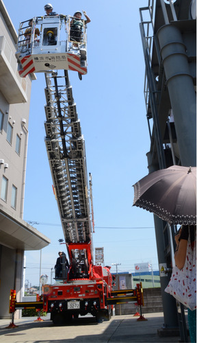 児童らを乗せたはしご車