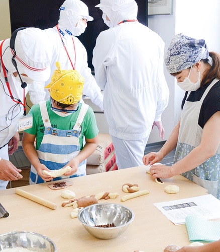 生地でさまざまな形を作る参加者たち
