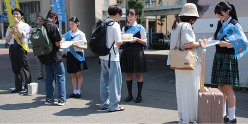 署名活動を行う（左から）青栁さん、原田さん、浅井さん、小野木さん（８月30日、桜木町駅前）
