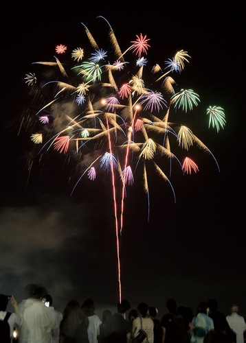 海上から色とりどりの花火が打ち上げられた