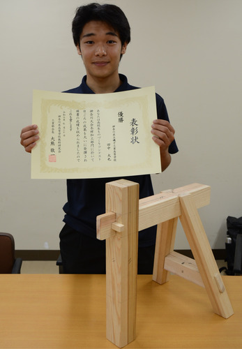 県大会優勝の賞状を手にする田中さんと作品