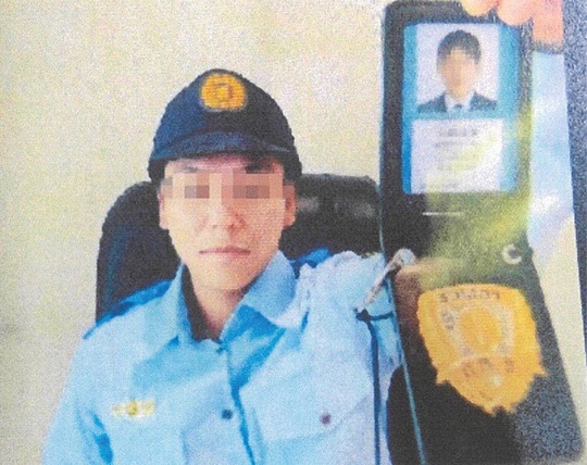 ビデオ通話で警察手帳のようなものを提示する様子＝警視庁提供