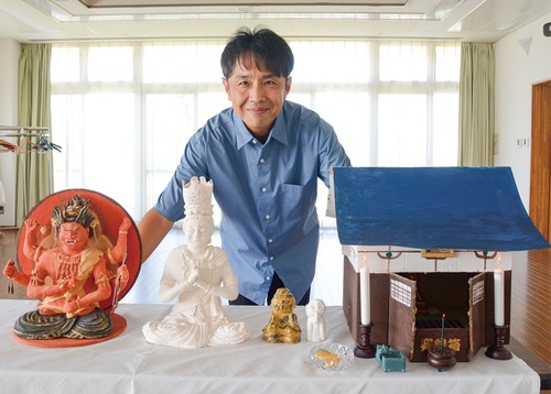 手作り作品の一部と水戸部さん