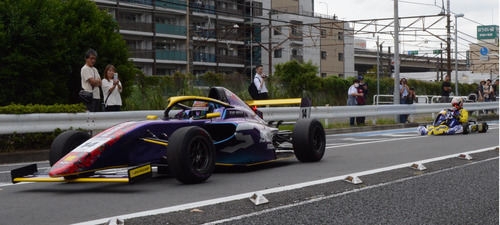 産業道路を走るフォーミュラカー＝写真は昨年