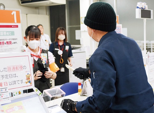 局員に刃物を突き付ける犯人役