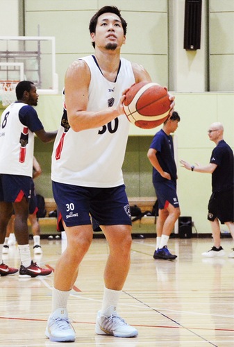 たきがしら会館で練習する須藤選手＝8月29日