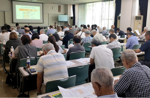 講師の話を聞く参加者（9月17日、保土ケ谷区公会堂）