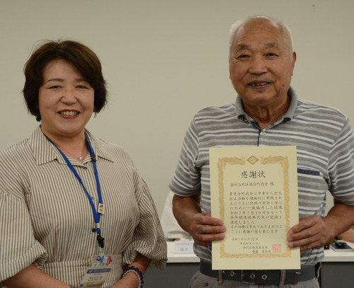 感謝状を受けた平野会長（右）と齋藤区長