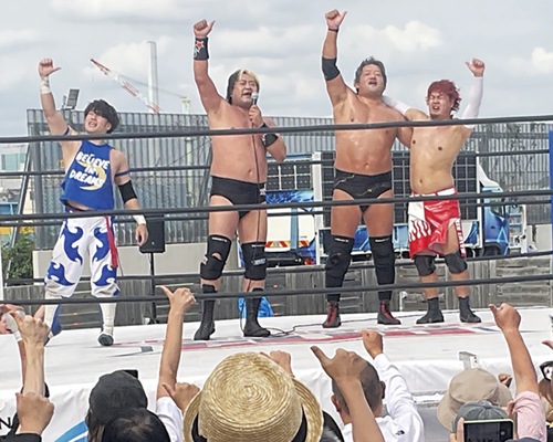 会場を盛り上げる諏訪魔選手（左から２人目）ら