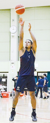 たきがしら会館で練習するキング選手＝9月26日