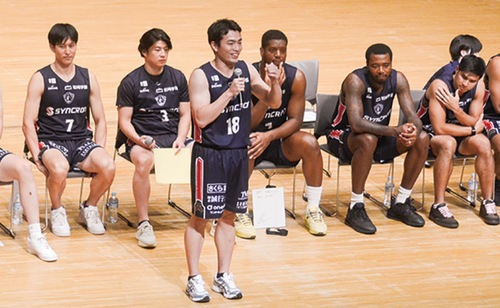 出港式でファンに意気込みを語る森井選手