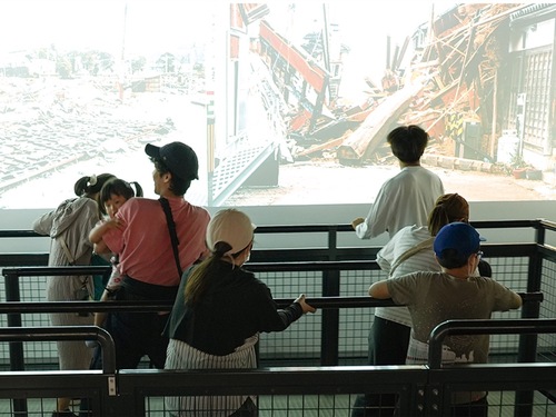 地震シミュレーターで揺れを体験する参加者＝同所提供