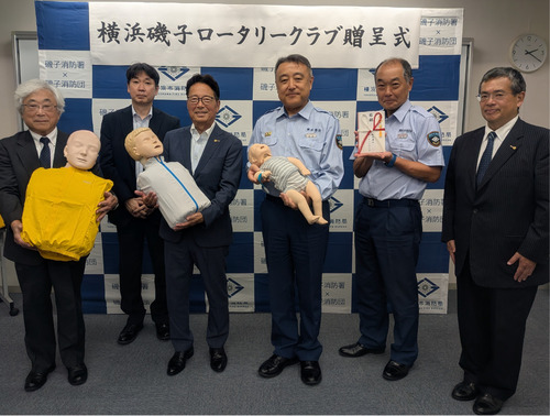 寄贈されたマネキンを持つ及川会長（中央左）や渡邉署長（同右）ら