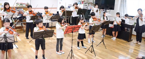 バイオリンなどで演奏を披露する子どもたち