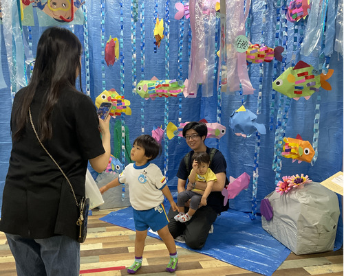 フォトスポットで写真を撮る親子