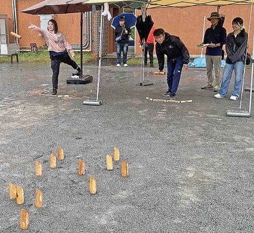 木製の棒を投げ得点を競う