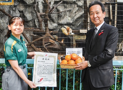 委嘱状を手にする田村園長（左）と中島常務理事