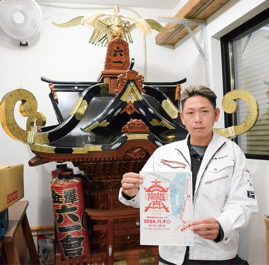 六一神輿保存会の神輿と菅谷さん