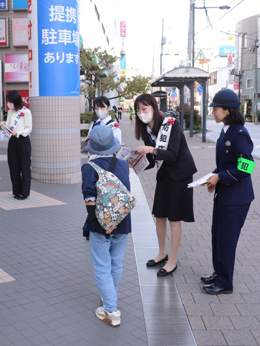 通行人へ注意を呼び掛ける防犯応援大使ら