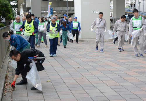 コース沿道のごみを拾う参加者たち
