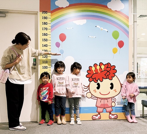 ぼたんちゃんと身長を計れるパネル