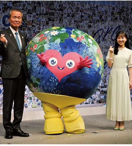 発表会に登場した芦田さんと筒井会長、マスコットのトゥンクトゥンク