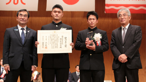 賞状を受け取る阿部さん（中央左）と奥村さん（同右）