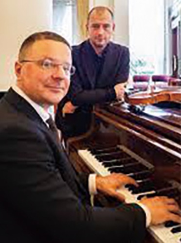 アルテリーベの専属音楽家、レオニードさん（手前）とロマンさん