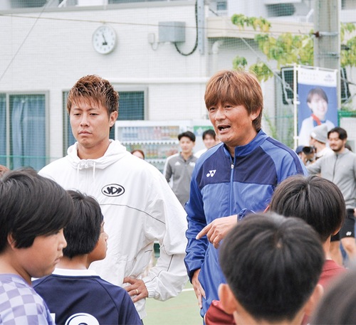 コーチ役を務めた柿谷さん（左）と金沢区出身の岩本さん