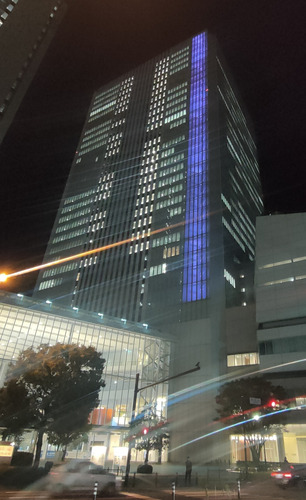 パープルにライトアップされた市庁舎