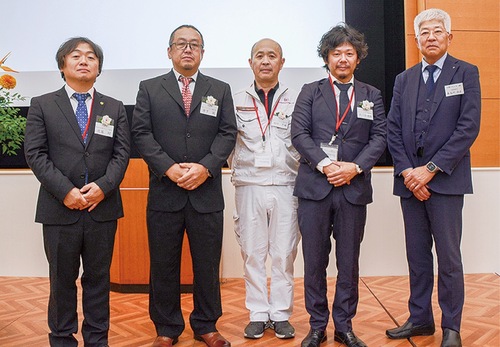 長谷川会長（右端）と４人の受賞者
