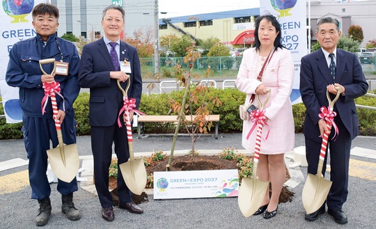 シドモア桜の木と並ぶ黒羽根所長、高橋区長、梅本代表理事、原会長（左から）