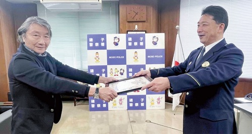 古山署長（右）から感謝状を受け取る佐々木さん＝磯子署提供