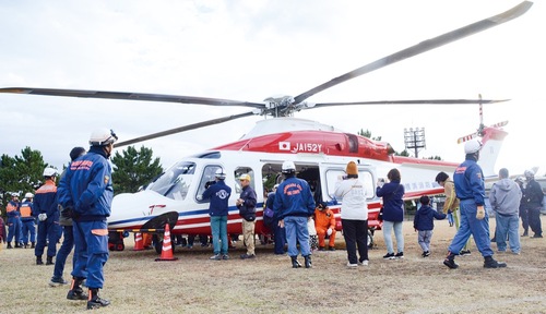 訓練後に一般公開された消防ヘリ