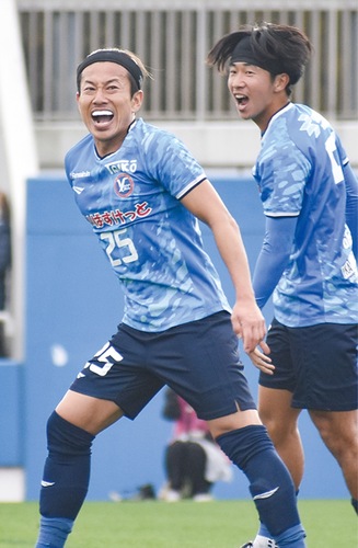 一時同点に追いつくゴールを決め、喜ぶ西山峻太選手